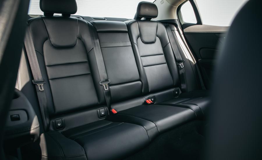 Интерьер Volvo S60 T5 Momentum 2018 года  (NA) (фото 18 из 41)